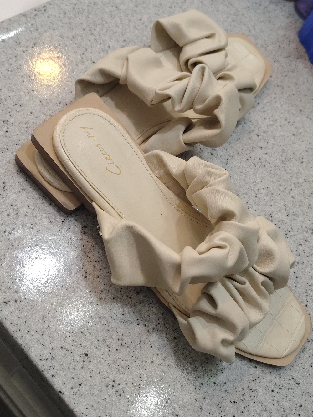 Circus by Sam Edelman 👀🧐Cream Ruched Slide Sandals 💛